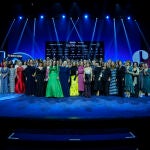 Cruz Sánchez de Lara con un nutrido grupo de las mujeres líderes de la noche