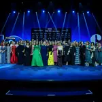 Cruz Sánchez de Lara con un nutrido grupo de las mujeres líderes de la noche