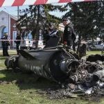 Militares ucranianos junto a un fragmento de misil Tochka-U con la inscripción en ruso "For children" ("Para los niños"), sobre la hierba tras un bombardeo ruso en la estación de ferrocarril de Kramatorsk (Ucrania)