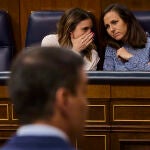 El presidente del gobierno, Pedro Sánchez, y las ministras Irene Montero e Ione Belarra durante la sesión de control al gobierno en el Congreso de los Diputados.