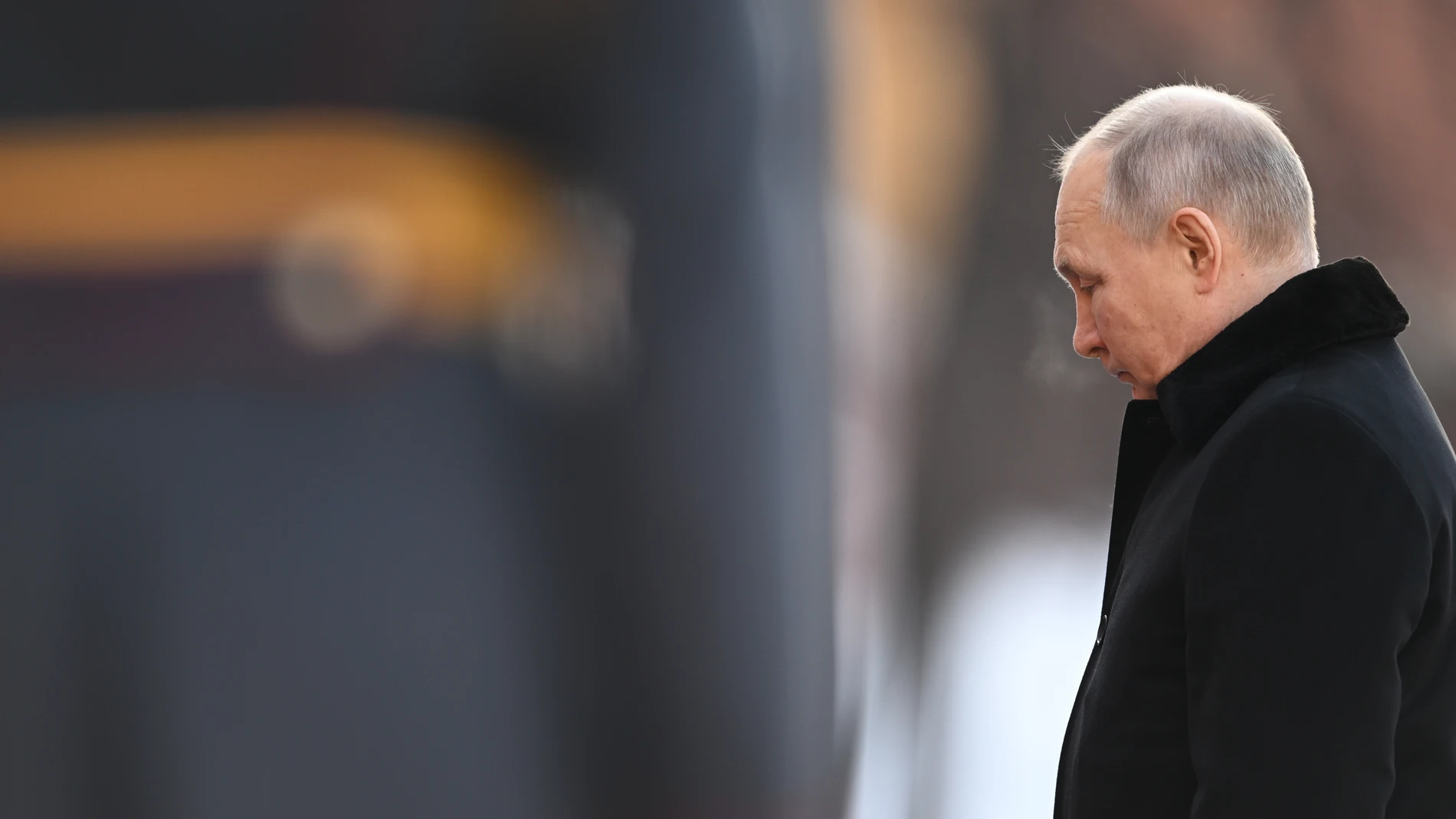 Moscow (Russian Federation), 22/02/2023.- Russian President Vladimir Putin attends a wreath-laying ceremony at the Eternal Flame and the Unknown Soldier's Grave in Alexander Garden during an event marking the Defender of the Fatherland Day in Moscow, Russia, 23 February 2023. The 23 February is celebrated as the Defender of the Fatherland Day in Russia, Belarus, Kyrgyzstan, and Tajikistan marking the date in 1918 when the first mass draft into the Red Army took place in Moscow and Petrograd during the country's Civil War and war against the German Emperor. (Bielorrusia, Kirguistán, Rusia, Tadjikistan, Moscú) EFE/EPA/PAVEL BEDNYAKOVSPUTNIK/KREMLIN POOL