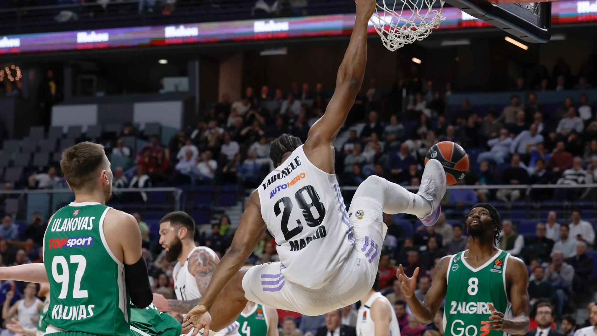 Yabusele machaca el aro del Zalgiris
