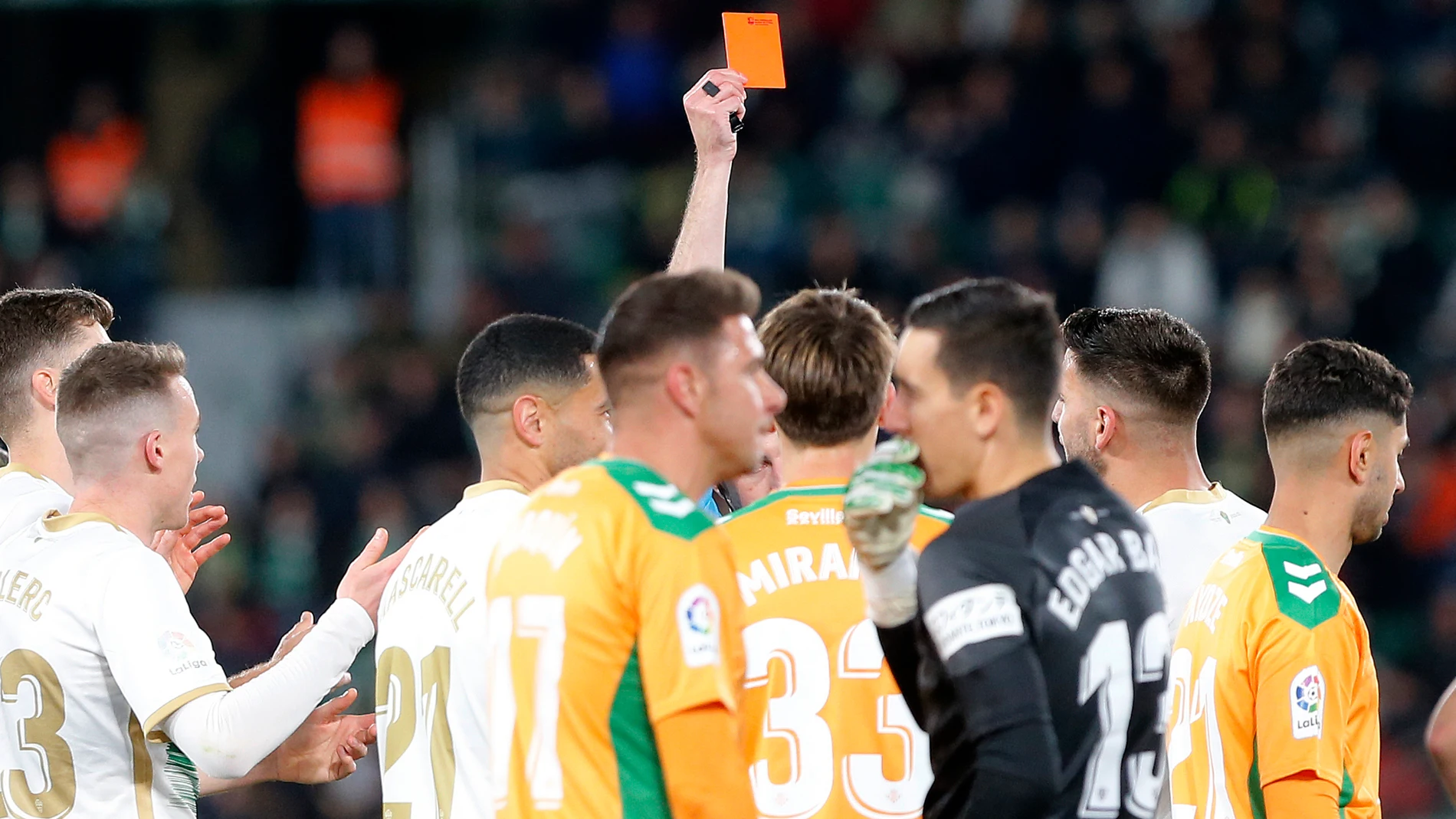 ELCHE (ALICANTE), 24/02/2023.- El colegiado Iglesias Villanueva expulsa a Lisandro Magallán, del Elche, durante el encuentro de LaLiga que Elche CF y Real Betis disputan este viernes en el estadio Martínez Valero, en Elche. EFE / Manuel Lorenzo