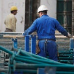Un obrero durante la construcción de una vivienda