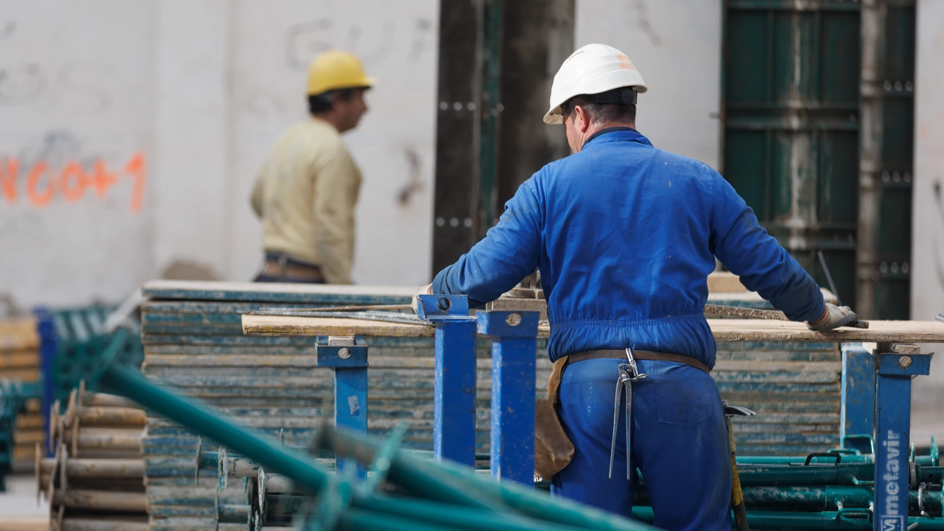 Un obrero durante la construcción de una vivienda