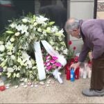 Flores y velas en la vivienda de las gemelas de Sallent