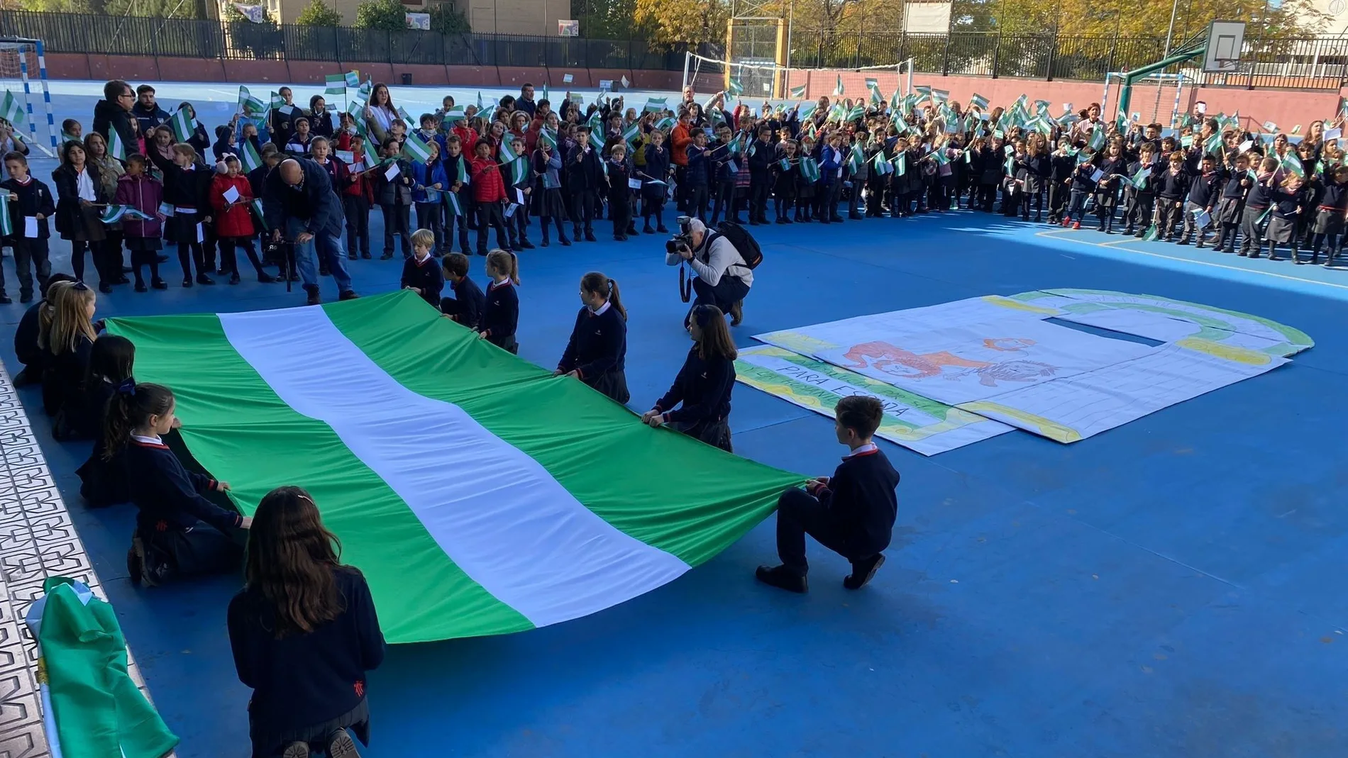 Alumnos de un colegio de Granada celebran el Día de Andalucía