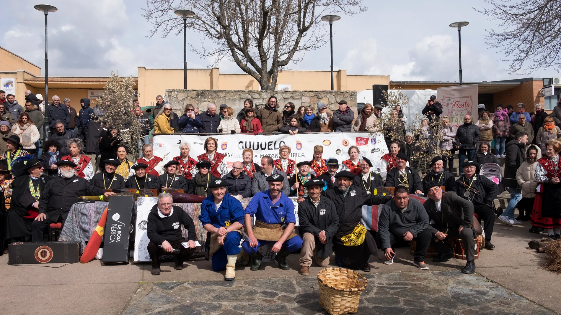El presidente de la Diputación de Salamanca, Javier Iglesias, asiste a las XXXVII jornadas de la Matanza Típica de Guijuelo