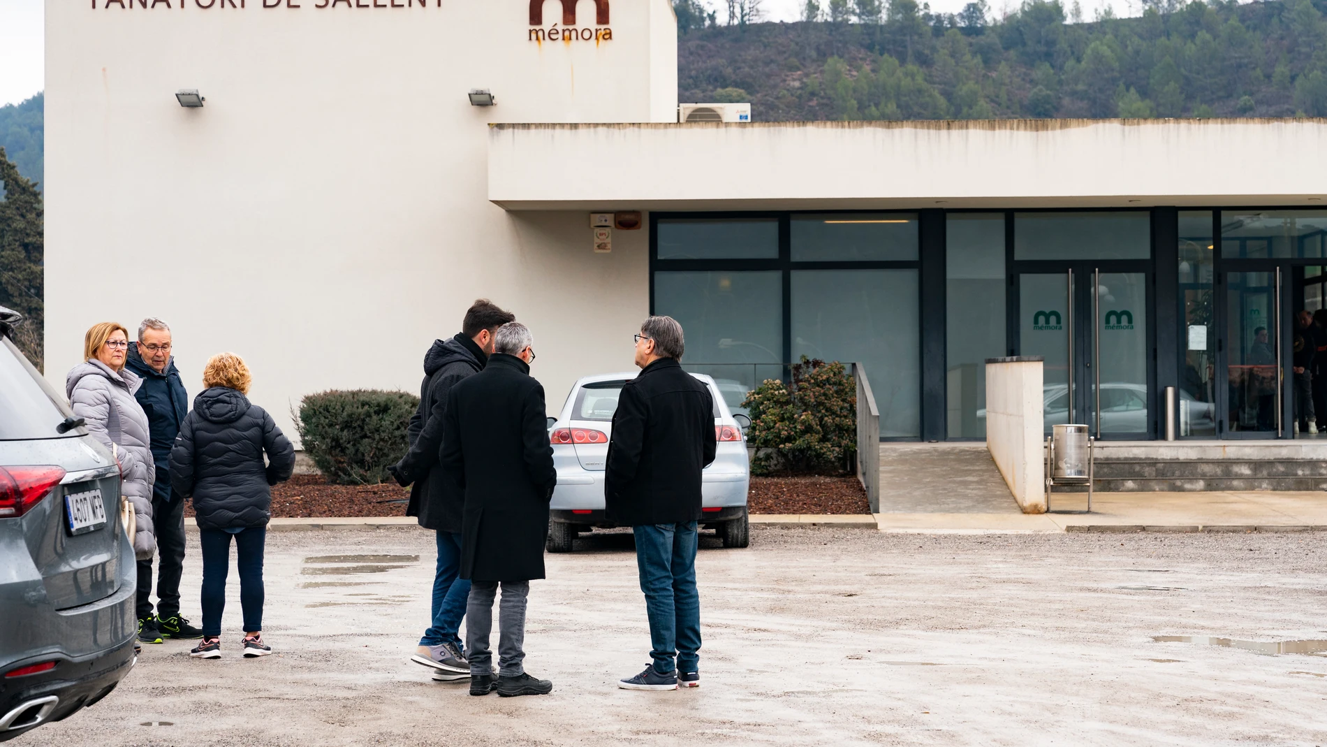 SALLENT, 26/02/2023.- Familiares y amigos de Alena, la menor que se suicidó al precipitarse desde el balcón de su casa junto a su hermana gemela, que resultó herida grave, acuden al tanatorio de Sallent para asistir a su entierro que tiene lugar este domingo. EFE/Siu Wu