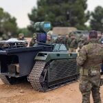 Un momento de las pruebas del UGV THeMIS con el Regimiento de Caballería España 12