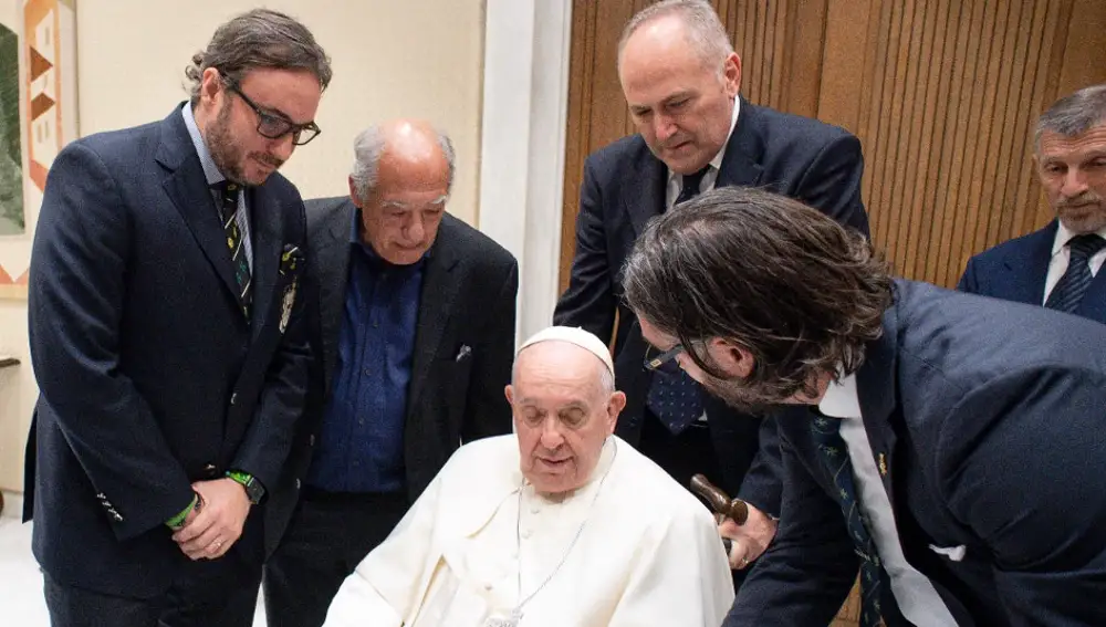 Francisco de Borbón von Hardenberg y Sergio Fernández de Córdova de Vega con Su Santidad, el Papa Francisco