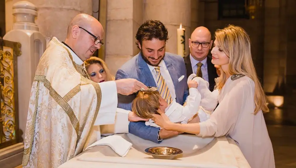 Padre José Antonio, Christina de Borbón von Hardenberg, Francisco de Borbón von Hardenberg, Stephan Graf von Yordan y Sophie de Borbón-Karoly en el bautizo de Francisco Maximo, en la Catedral de la Almudena de Madrid el 29 de junio de 2019