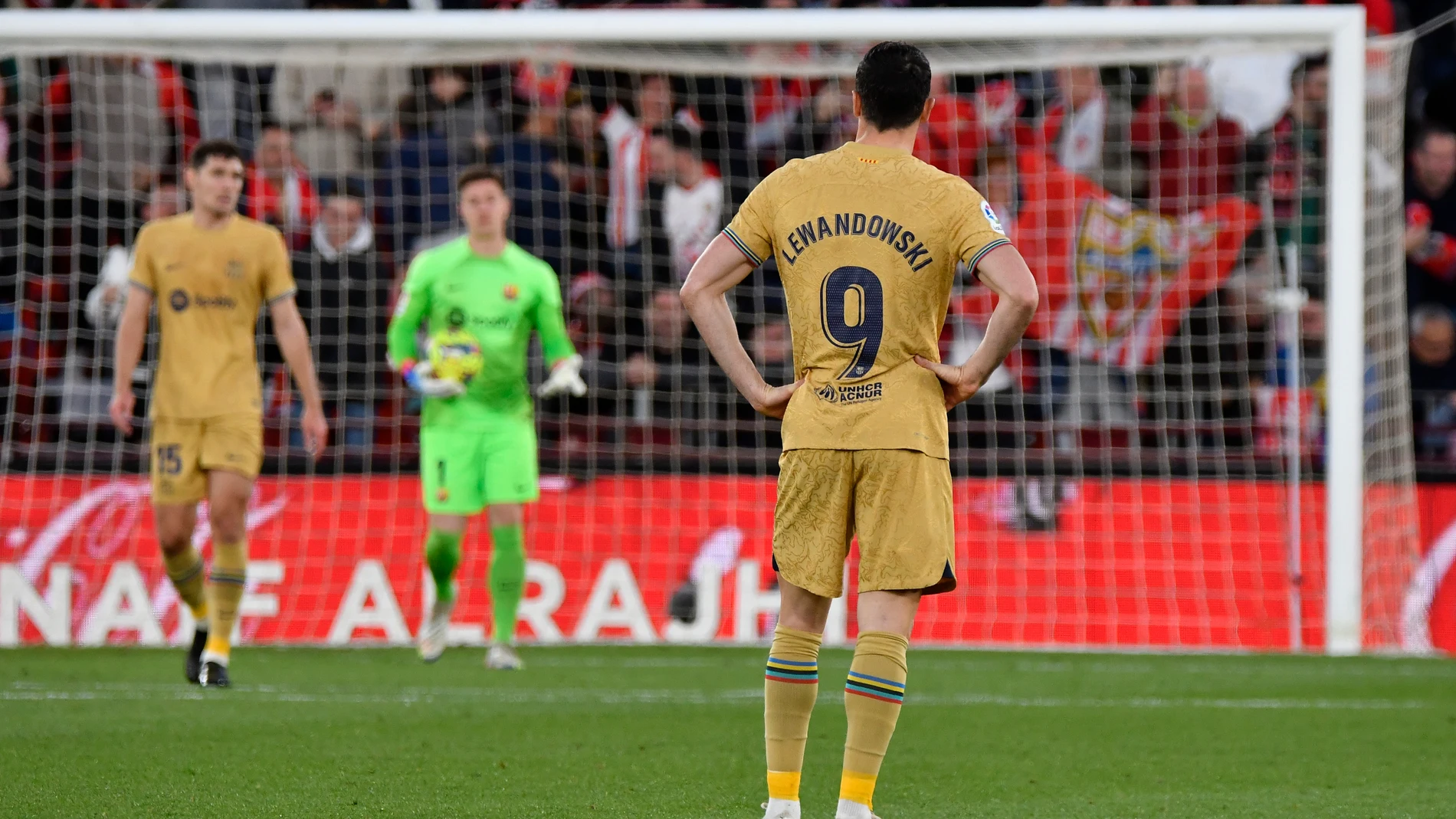 ALMERÍA, 26/02/2023.- El delantero polaco del FC Barcelona Robert Lewandowski, tras encajar el 1-0 durante el encuentro de LaLiga Santander entre el UD Almería y el FC Barcelona celebrado este domingo en el Power Horse Stadium de Almería. EFE/ Carlos Barba
