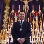 l presidente de la Junta de Andalucía, Juanma Moreno, en la imposición de la medalla como Hermano Distinguido de las Reales Cofradías Fusionadas de Málaga