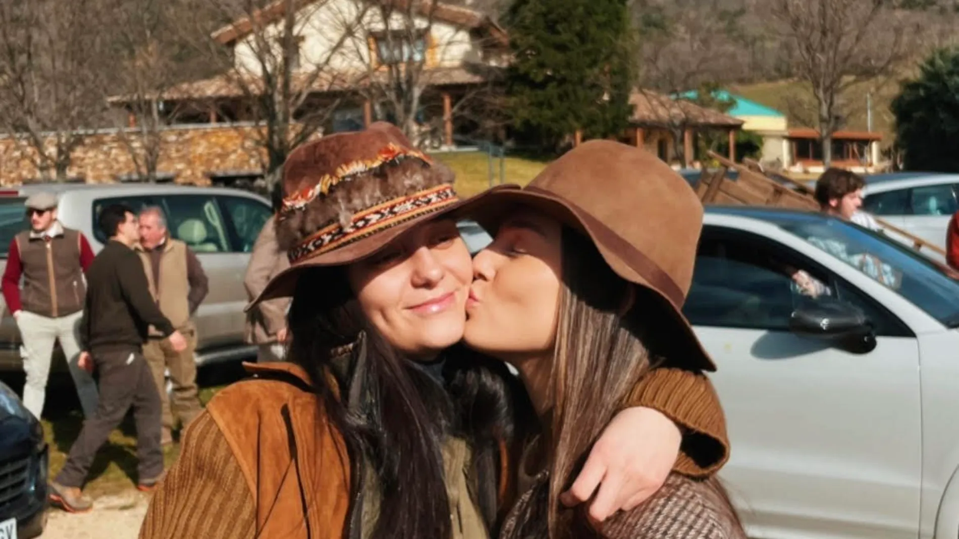 Victoria Federica con su amiga Rocío en el campo.