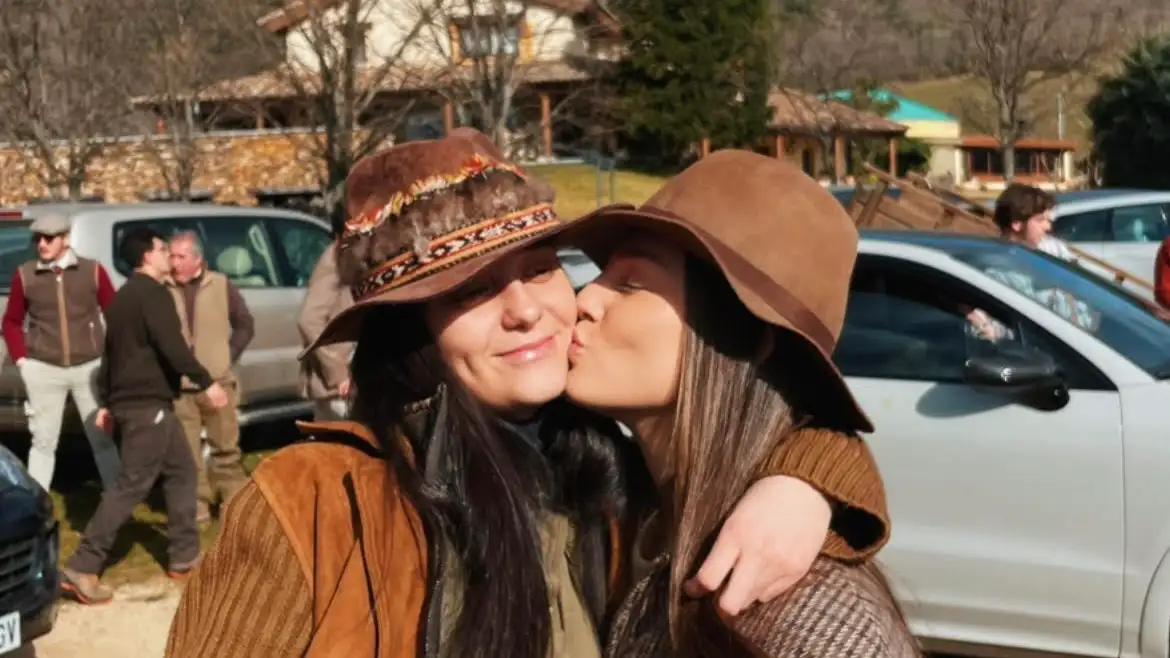Victoria Federica con su amiga Rocío en el campo.