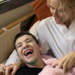 Hugo, junto a una trabajadora del Hospital de Día Pediátrico Laguna, en Madrid 