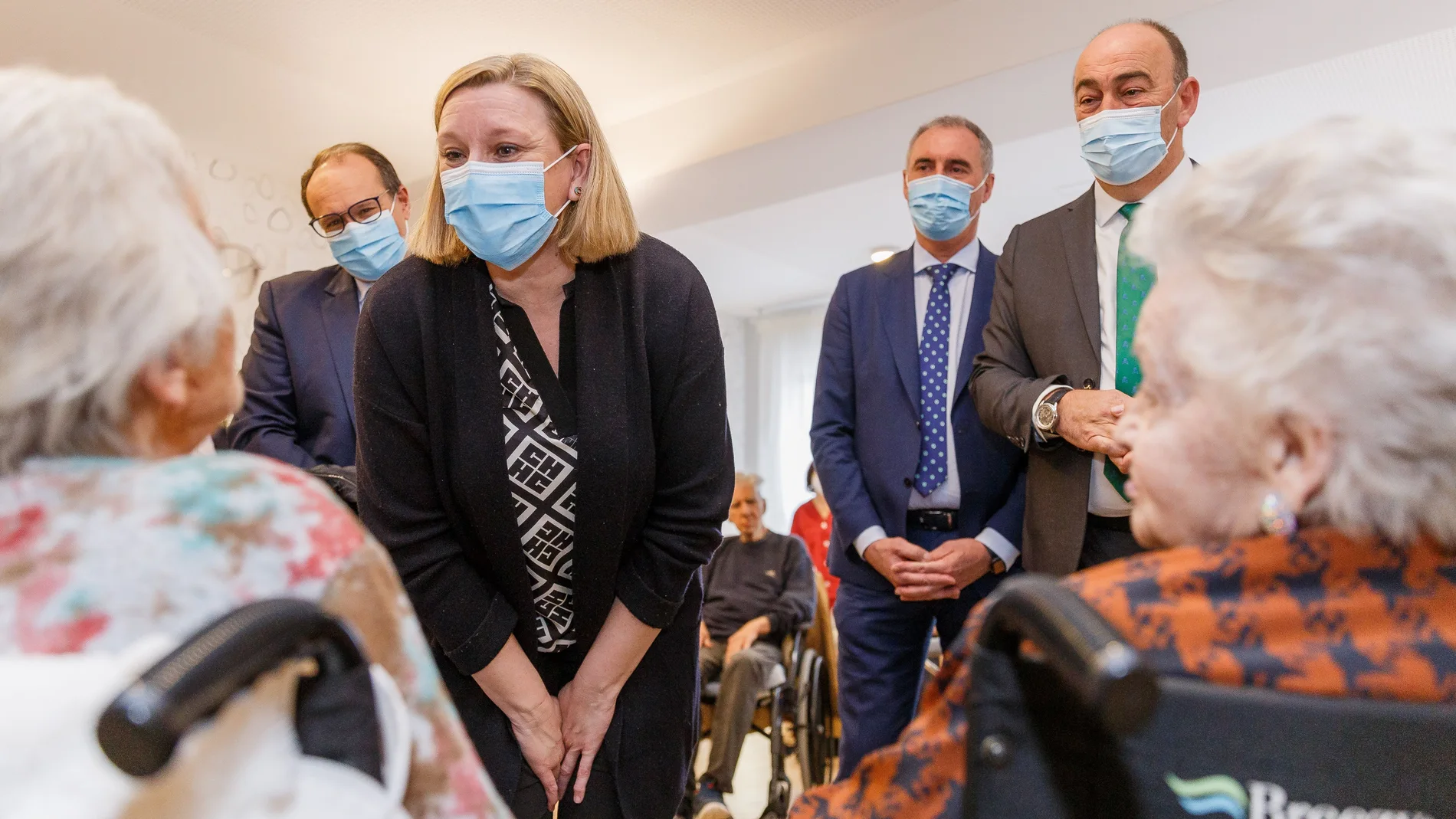 La consejera Isabel Blanco conversa con una residente de "La Fuencisla" junto a De Vicente, de Pablos y Mazarías