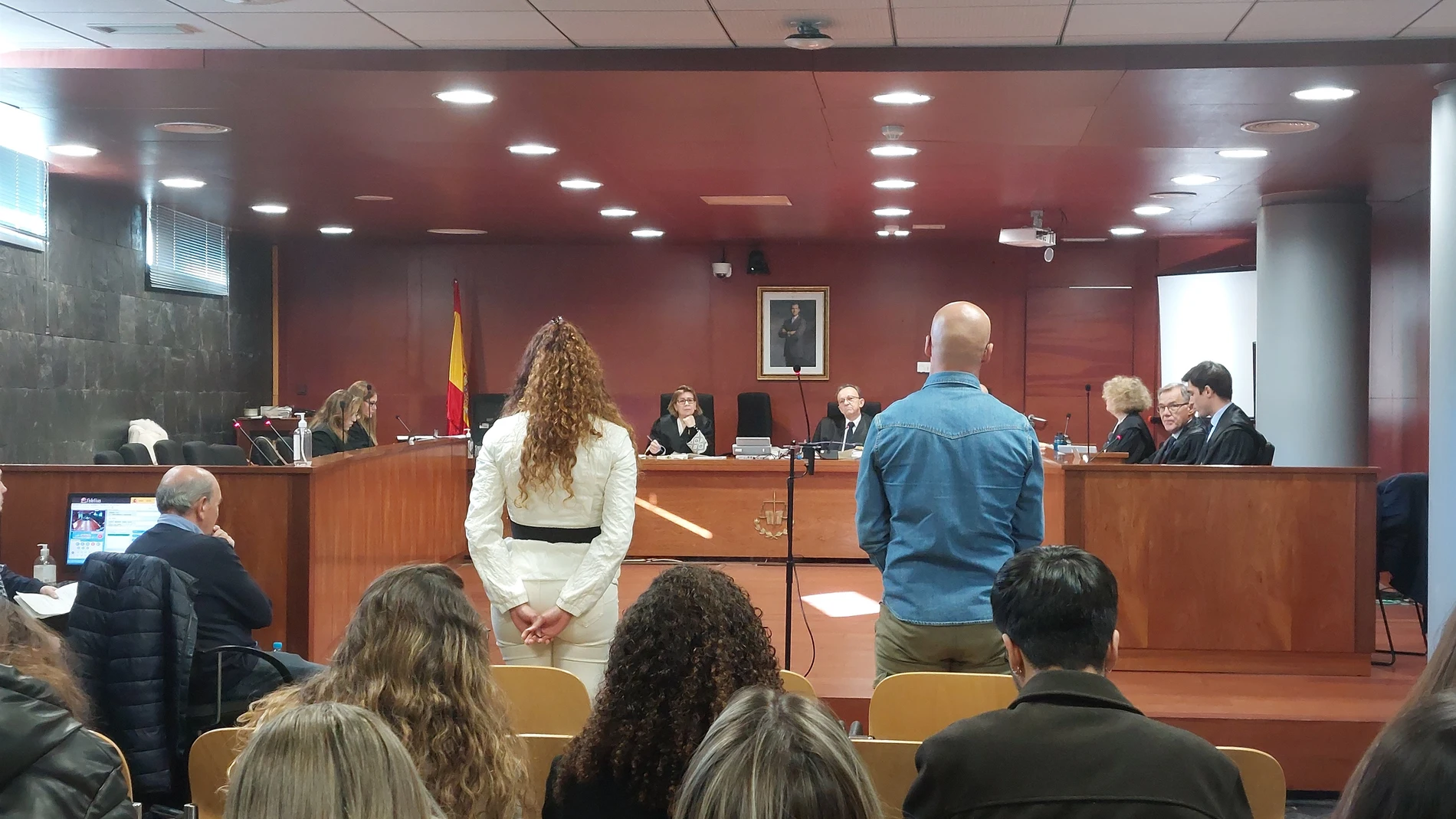 Los acusados por el robo del vino en Atrio de pie en el juicio que tiene lugar en la Audiencia Provincial de CáceresCARLOS CRIADO/EUROPA PRESS27/02/2023