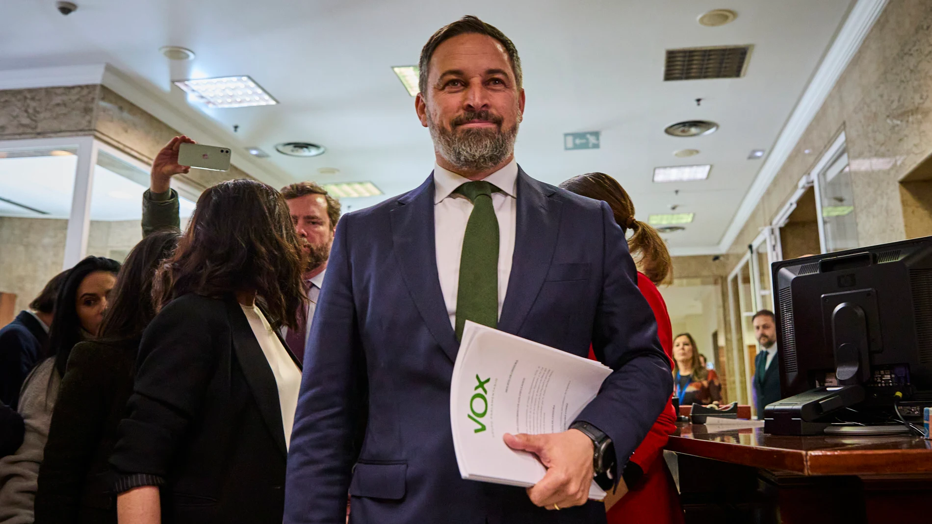 El presidente de Vox, Santiago Abascal, formaliza en el Congreso la moción de censura contra Sánchez