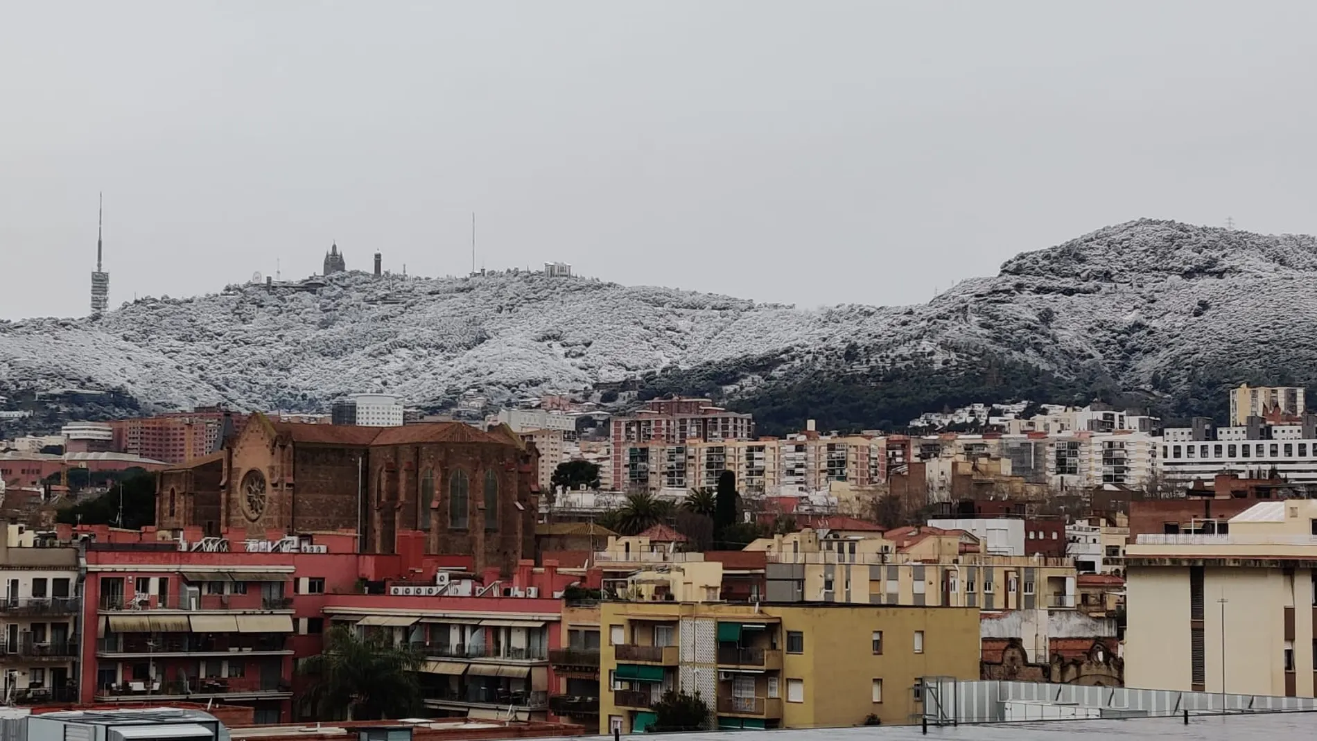 El Tibidabo de Barcelona amanece completamente blanco y nevado