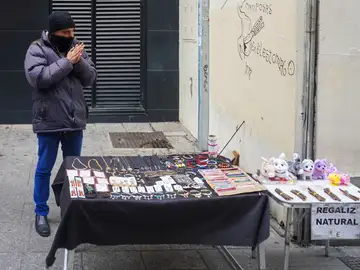 Un vendedor pasando frío en Córdoba Un vendedor pasando frío en Córdoba