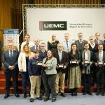 Foto de familia del consejero Jesús Julio Carnero con los galardonados con el Premio Catalejo 2023