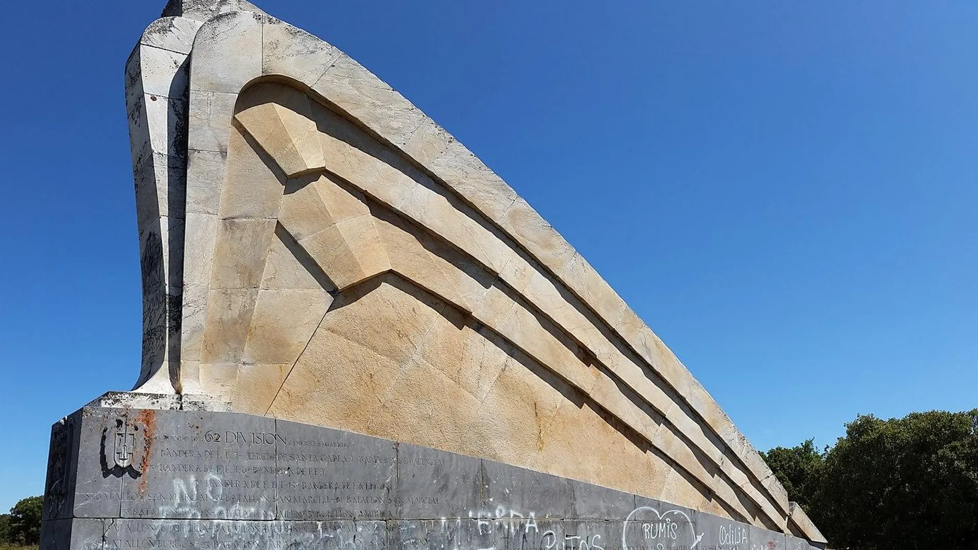 Lateral de la Columna Sagardía, en las inmediaciones del puerto de Carrales (Burgos)