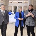 La consejera Isabel Blanco conversa con la directora territorial de Caixabank en Castilla y León, Belén Martín, antes de firmar un protocolo para el fomento de la igualdad de género en el ámbito empresarial y la inserción laboral de mujeres del medio rural