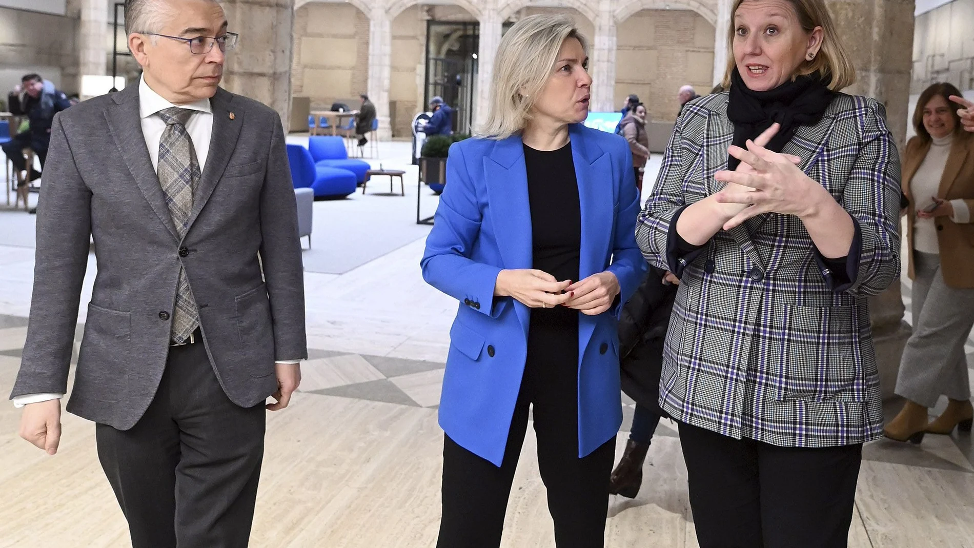 La consejera Isabel Blanco conversa con la directora territorial de Caixabank en Castilla y León, Belén Martín, antes de firmar un protocolo para el fomento de la igualdad de género en el ámbito empresarial y la inserción laboral de mujeres del medio rural