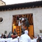  Salida del paso El Descendimiento de la Cruz (La ‘Escalera’) en la localidad vallisoletana de Medina de Rioseco