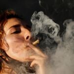 Una mujer fuma marihuana durante una manifestación a favor de su legalización