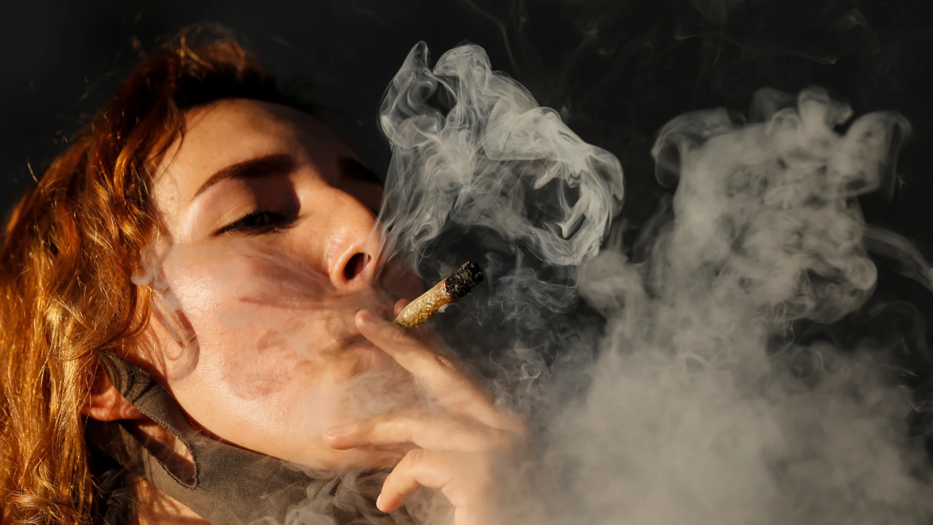 Una mujer fuma marihuana durante una manifestación a favor de su legalización