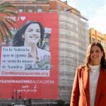 La socialista Sandra Gómez ha desplegado una lona gigante en la calle Jacinto Benavente de Valencia