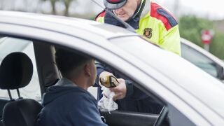 Un menor conduce drogado una furgoneta robada y huye de un control ...