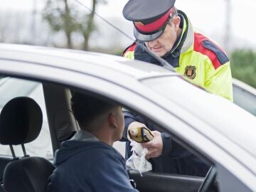 Miembros de los Mossos d'Esquadra y de la policia local de Cass&agrave; de la Selva (Girona) realizan un control de alcohol.