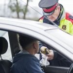 Miembros de los Mossos d'Esquadra y de la policia local de Cassà de la Selva (Girona) realizan un control de alcohol.