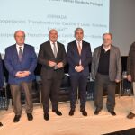 Foto de familia del consejero de la Presidencia, Jesús Julio Carnero, y del presidente del CES, Enrique Cabero, antes de la jornada