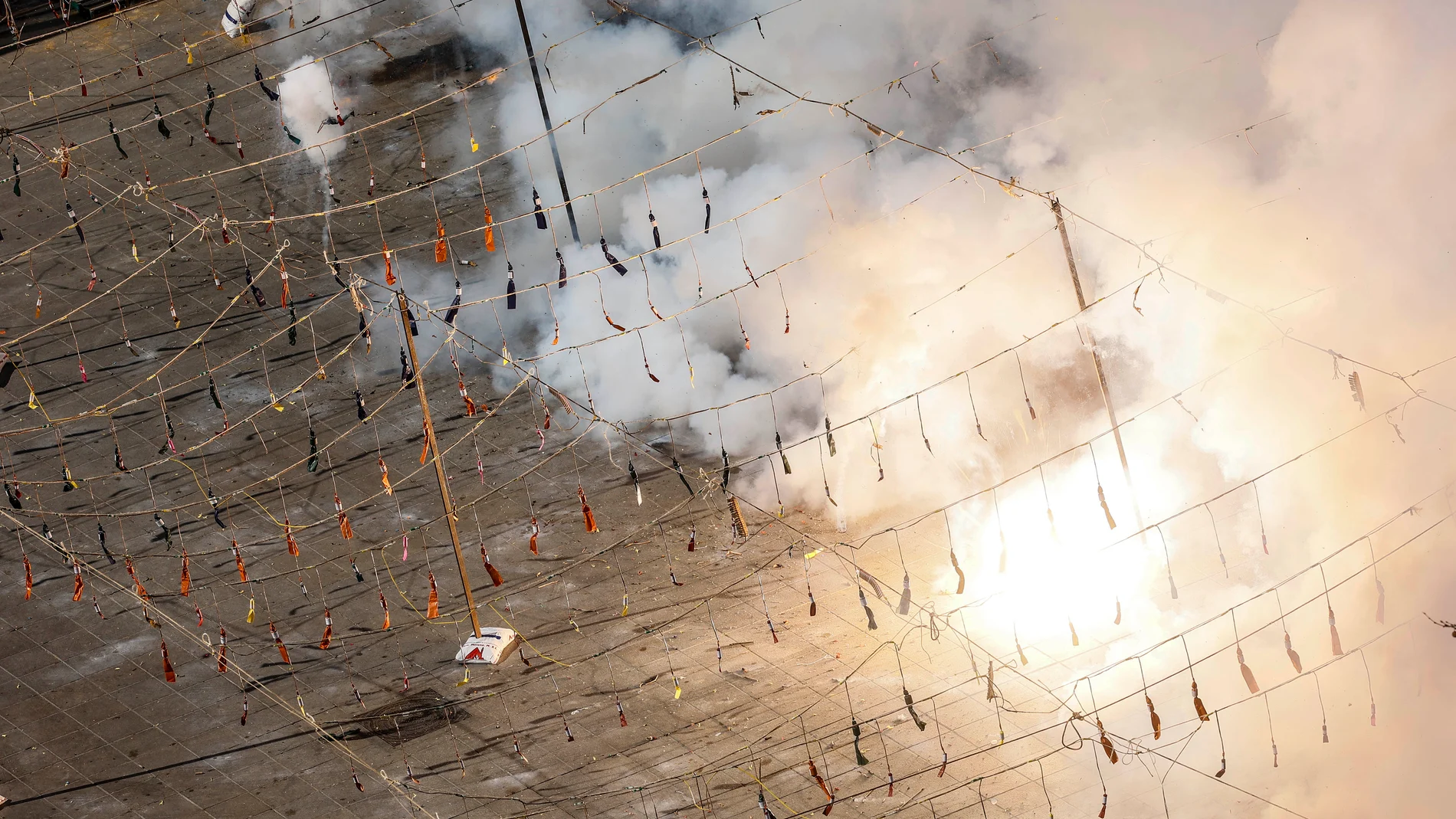 Detalle de los masclets durante el encendido de la primera Mascletá de marzo de las Fallas 2023, en la plaza del Ayuntamiento, a 1 de marzo de 2023, en Valencia, Comunidad de Valencia (España). El disparo pirotécnico corre a cargo de la Pirotecnia Peñarroja, de la Vall d'Uixó, que siempre tira por petición propia, el día 1 de marzo. La 'mascletà' ha estado dedicada a "todas las fiestas populares de la Comunitat Valenciana, y a las personas que las disfrutan y las llevan a cabo" con productos ...