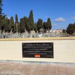 El cementerio de Zamora luce una placa con la bandera republicana para recordar a los represaliados