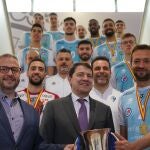 Mañueco recibe al Club Deportivo Voleibol "Río Duero Soria" tras ganar la Copa del Rey
