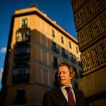 Entrevista con el senador del PP, Carlos Floriano , que se estrena como escritor con 'Tan terrible es el odio', una novela sobre la Guerra Civil. Sus páginas están inspirada en una trama real vivida por algunos familiares del senador del Partido Popular.