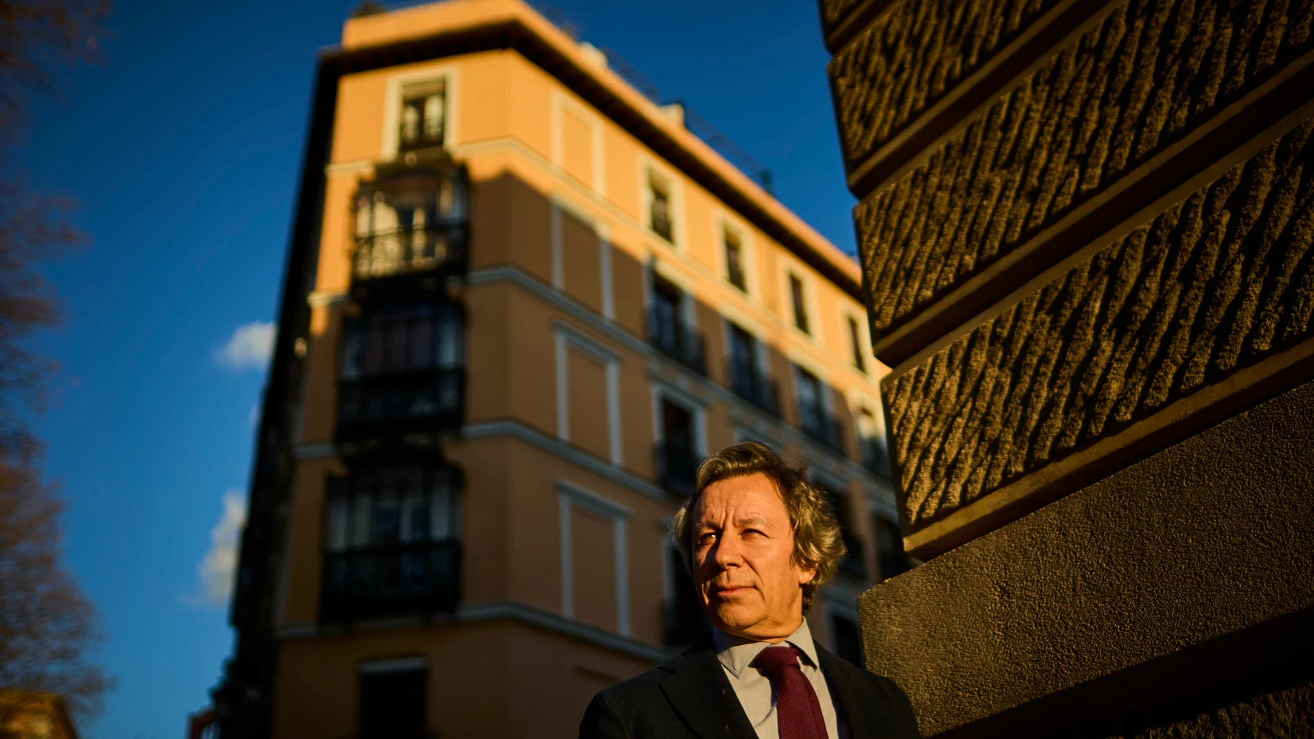 Entrevista con el senador del PP, Carlos Floriano , que se estrena como escritor con 'Tan terrible es el odio', una novela sobre la Guerra Civil. Sus páginas están inspirada en una trama real vivida por algunos familiares del senador del Partido Popular.