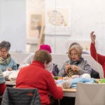 Tejiendo Móstoles, iniciativa de mujeres que te tejen ropa para los desfavorecidos.