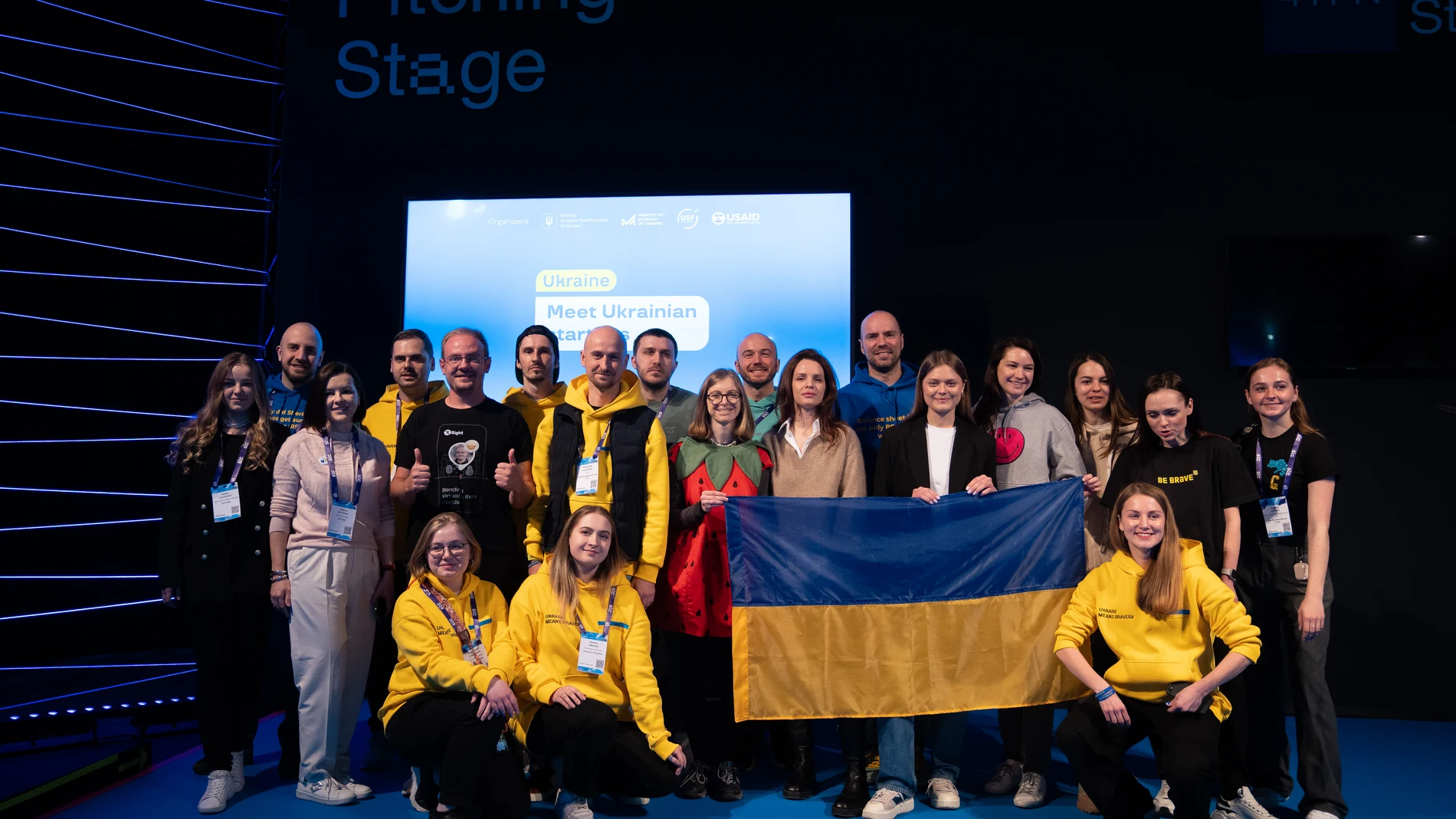 Foto de familia de CEOS durante una sesión de 'pitching' de la delegación de Ucrania en el Mobile World Congress de Fira de Barcelona, a 2 de marzo de 2023, en L'Hospitalet de Llobregat, Barcelona, Catalunya (España). Ocho startups ucranianas han presentado hoy sus proyectos en el Mobile World Congress (MWC) para encontrar financiación, ante lo que la coordinadora de la delegación ucraniana en el congreso ha sostenido que "Ayudar a las startups ucranianas es la mejor manera de ayudarnos". 02 MARZO 2023;BARCELONA;CATALUNYA;MOBILE WORLD CONGRESS;STARTUPS David Zorrakino / Europa Press 02/03/2023