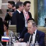 El secretario de Estado, Antony Blinken, habla con sus colegas, mientras el ruso Sergei Lavrov permanece sentado