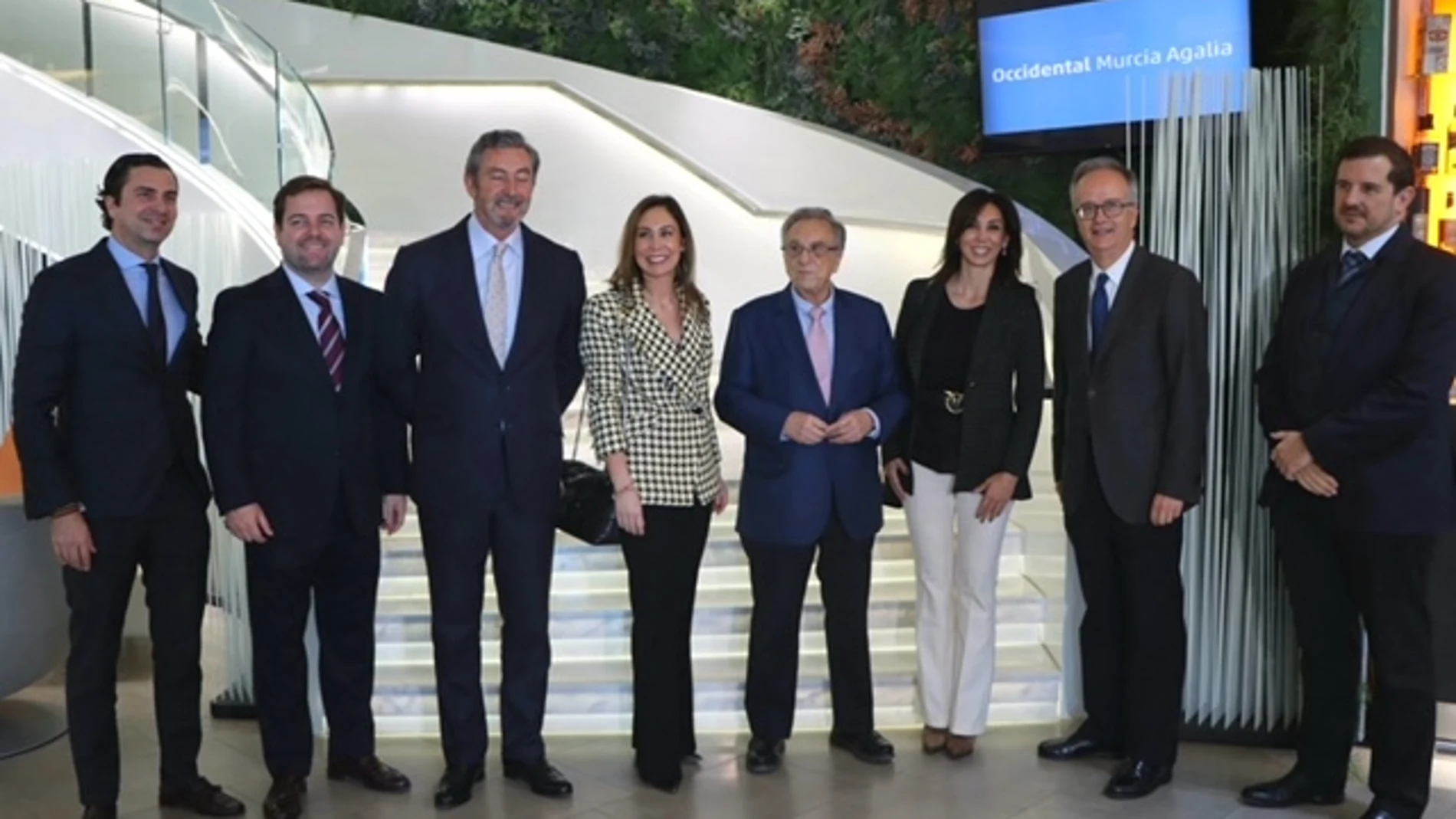 Foto de familia tras la firma del acuerdo
