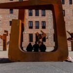 Las esculturas que rinden homenaje a los 449 madrileños deportados a los campos de concentración nazis en la II Guerra Mundial, obra del artista José Miguel Utande en la Plaza del Rollo. 