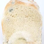 En algunos alimentos es suficiente con retirar el moho para consumirlo con seguridad. Pero el pan no es uno de ellos
