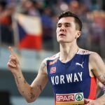Jakob Ingebrigtsen celebra su oro en el 1.500